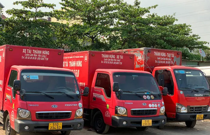 Đội xe và nhân viên chuyển nhà chuyên nghiệp