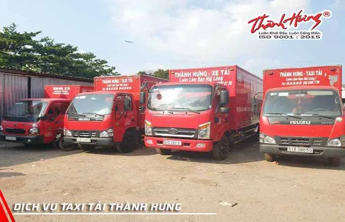 Đội ngũ chuyển nhà chuyên nghiệp đang bốc xếp đồ